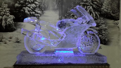 Motorrad aus Eis, Eisskulptur Motorrad